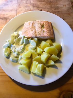 Lachs mit Kartoffeln und Schmandgurke