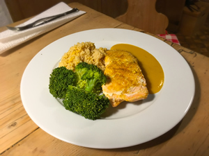 Lachs mit Brokkoli Couscous und Honig Senf Sauce (2)
