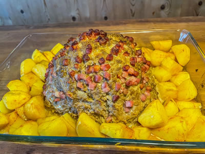Überbackener Blumenkohl mit Ofenkartoffeln und Senfsauce