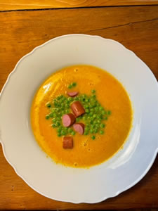 Möhrencremesuppe mit Wiener Würstchen