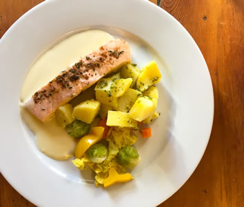 Kartoffeln mit buntem Gemüse und Käsesauce